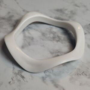 White Lucite Wavy Vintage Bangle Bracelet